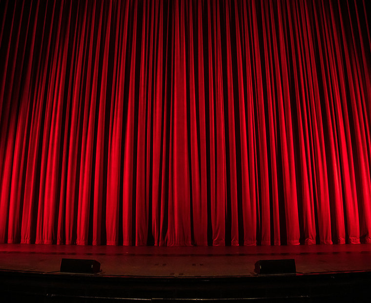 Cortinas rojas para el escenario